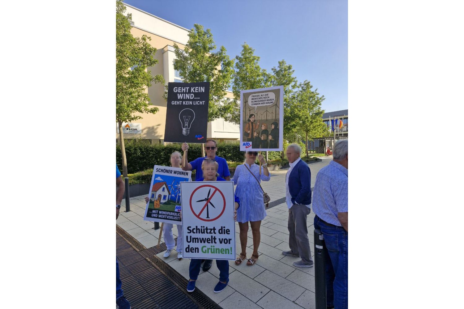 Vor dem Gilchinger Rathaus